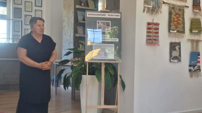 na zdjęciu prowadzący finisaż i autorka wystawy