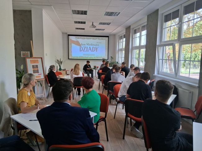 na zdjęciu prowadzący spotkanie