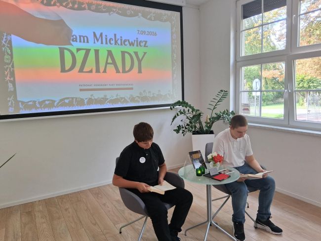 na zdjęciu uczestnicy czytają „Dziady” Adama Mickiewicza