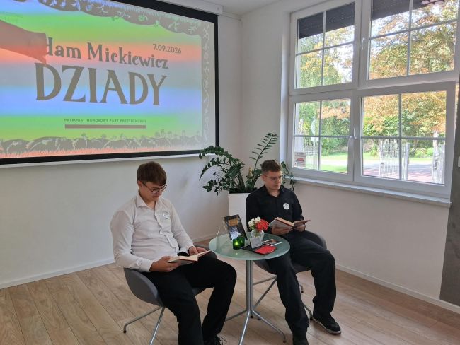na zdjęciu uczestnicy czytają „Dziady” Adama Mickiewicza