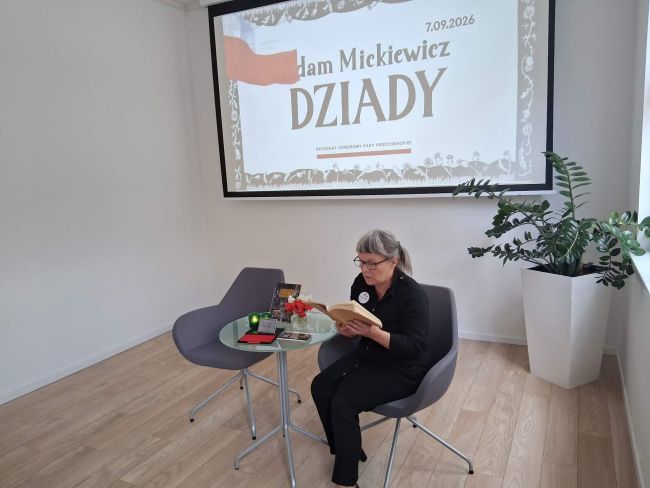 na zdjęciu uczestnicy czytają „Dziady” Adama Mickiewicza
