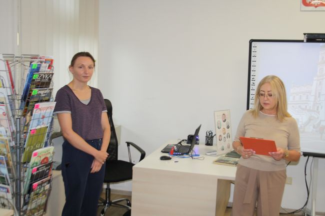 Wicedyrektor Biblioteki Pedagogicznej w Zamościu wita prelegentkę Lidię Wociór-Abutbul.