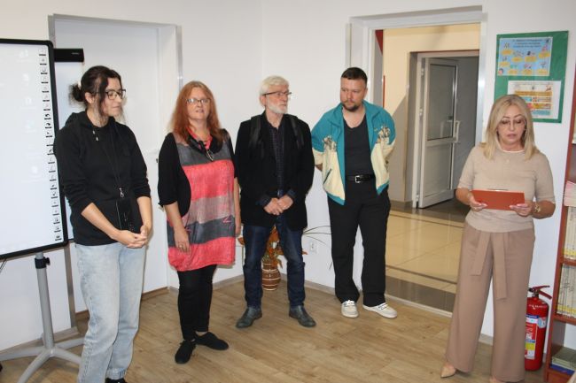 Wicedyrektor Biblioteki Pedagogicznej w Zamościu wita twórców wystawy