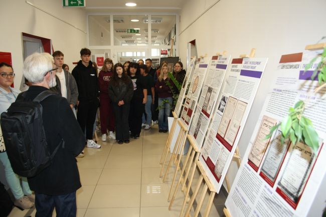Dr hab. Andrzej Trzciński omawia wystawę