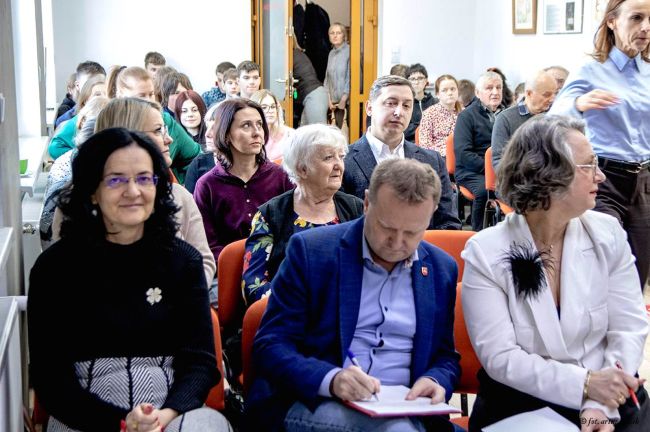 Od lewej: prof. Sabina Bober, dyrektor Piotr Szczepanik, dyrektor Dorota Mach, w tle Aleksandra Muzyczuk zastępca Wójta Gminy Hrubieszów, Grażyna Mirska prezes Środowiska 27. Wołyńskiej Dywizji Piechoty AK, Wanda Mieliczek,  Przemysław Jeczeń dyrektor Gminnego Ośrodka Kultury w Mirczu