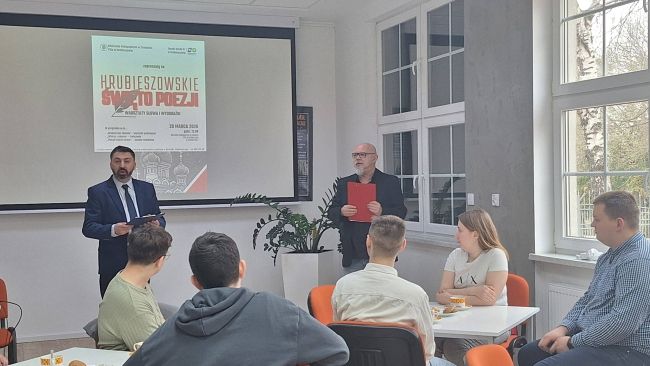 na zdjęciu uczestnicy Hrubieszowskiego Święta Poezji