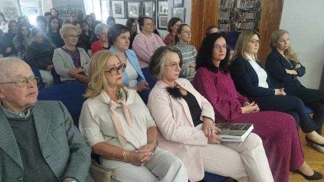 Uczestnicy spotkania oglądają prezentowany film