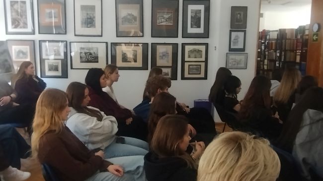 Na zdjęciu utorka pani prof. Sabina Bober wpisuje się do kroniki