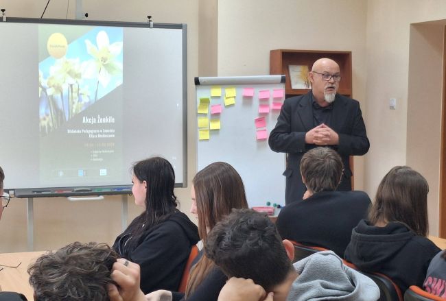 Papierowe żonkile wykonane przez uczniów