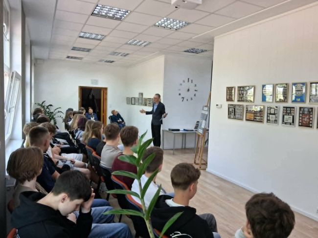 Prowadzący spotkanie i uczniowie