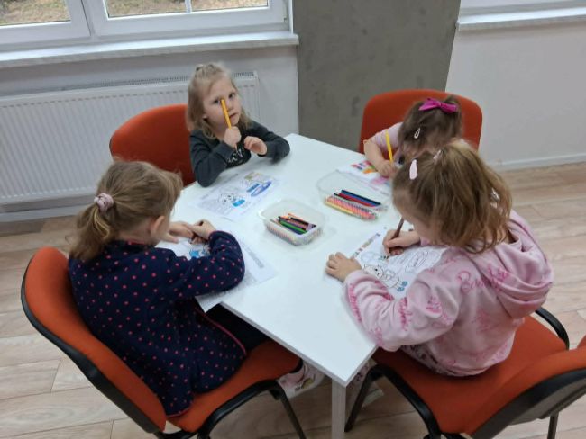 Prowadzący spotkanie i uczniowie