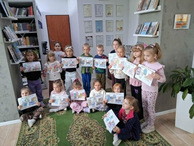 Prowadzący spotkanie i uczniowie