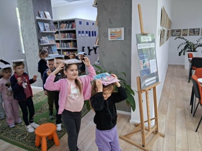Prowadząca spotkanie z przedszkolakami w bibliotece