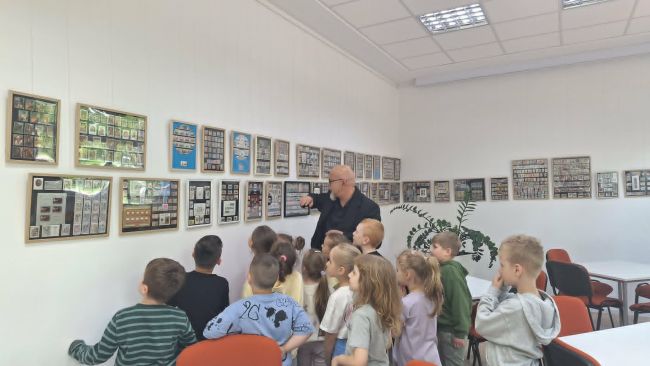Przedszkolaki w bibliotece w trakcie zajęć