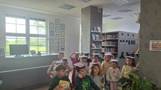 Prowadząca spotkanie z przedszkolakami w bibliotece