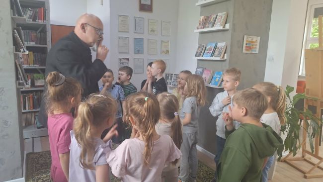 Przedszkolaki oglądający wystawę