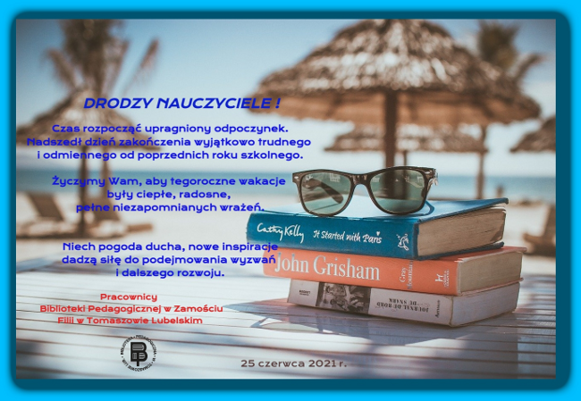 Kartka z życzeniami dla nauczycieli na zakończenie roku szkolnego 2020/2021. Na kartce tło kojarzące się z wakacjami (plaża) oraz  książki i okulary