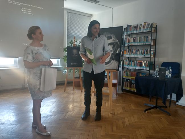 Kierownik biblioteki składa autorowi podziękowanie za spotkanie autorskie