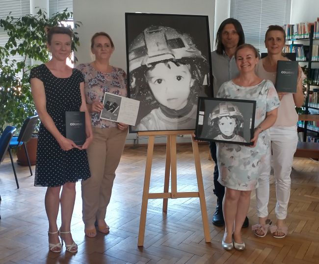 Pamiątkowa fotografia. Na zdjęciu autor i pracownicy biblioteki. 