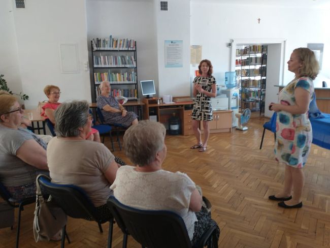 Biblioteka. Na zdjęciu nauczyciele bibliotekarze prowadzący zajęcia oraz słuchacze Uniwersytetu Trzeciego Wieku