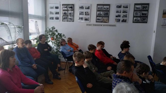 Spotkanie autorskie. Prowadzący oraz uczestnicy spotkania