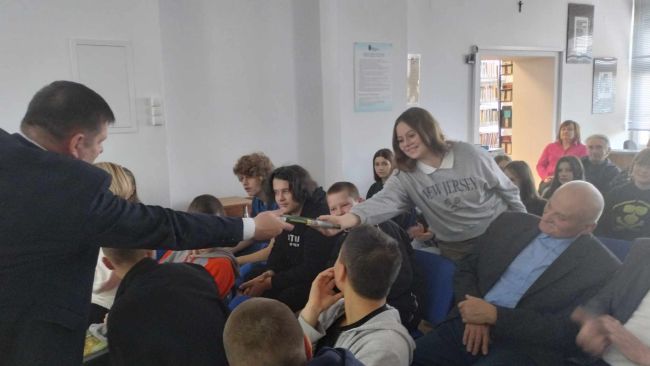 Spotkanie autorskie. Prowadzący oraz uczestnicy spotkania
