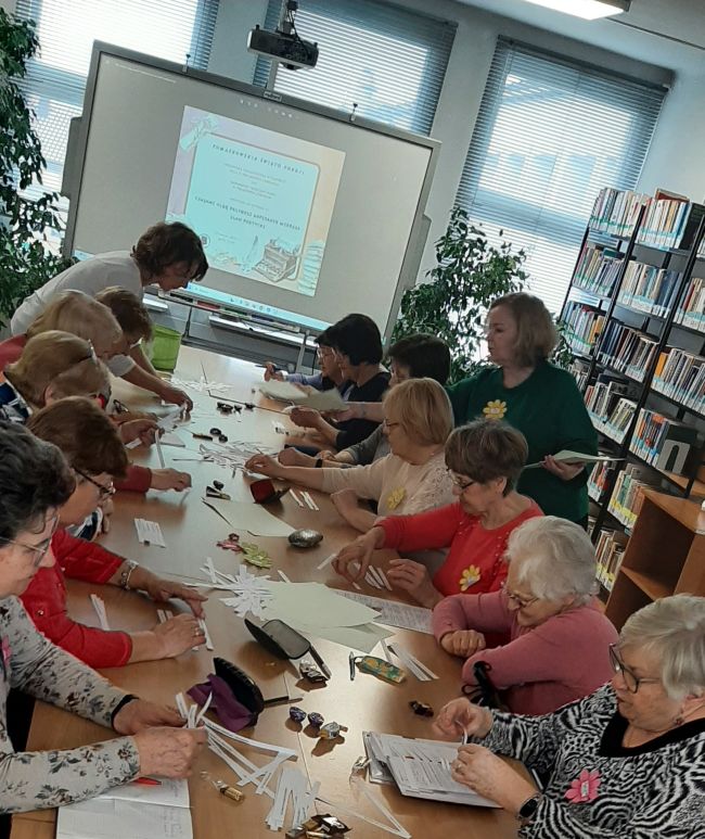 Uczestnicy spotkania w trakcie wykonywania zadań