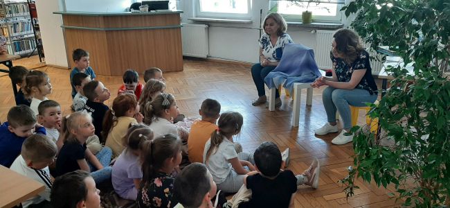 Prowadząca pokazuje książkę pt.  „Oczy”