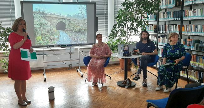 Kierownik biblioteki wita i przedstawia zaproszonych autorów