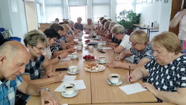 Pamiątkowe zdjęcie słuchaczy Uniwersytetu Trzeciego Wieku wraz z nauczycielami bibliotekarzami