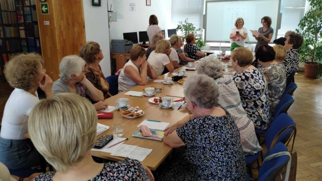 Seniorzy w trakcie wykonywania zadań przygotowanych przez nauczycieli bibliotekarzy
