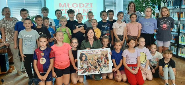 Wspólne zdjęcie nauczycieli i uczestników zajęć.