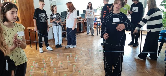 Uczniowie bawią się na sali czytelni