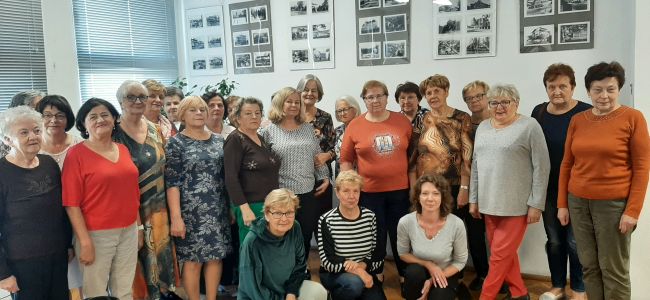 Seniorzy podczas zajęć w Bibliotece Pedagogicznej