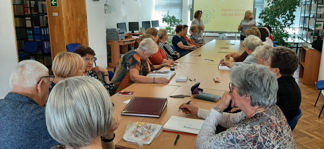 Seniorzy podczas zajęć w Bibliotece Pedagogicznej