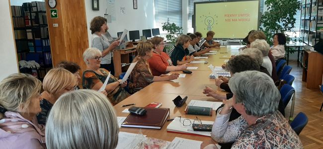 Seniorzy podczas zajęć w Bibliotece Pedagogicznej