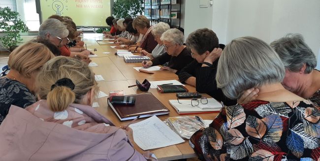 Seniorzy podczas zajęć w Bibliotece Pedagogicznej