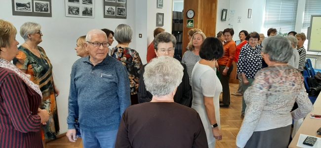 Seniorzy podczas zajęć w Bibliotece Pedagogicznej