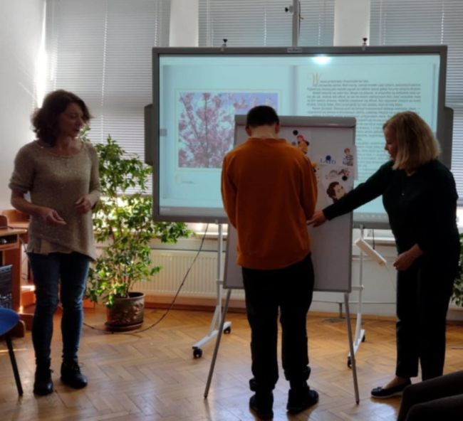 Uczestnicy zajęć w trakcie wykonywania zadań. 