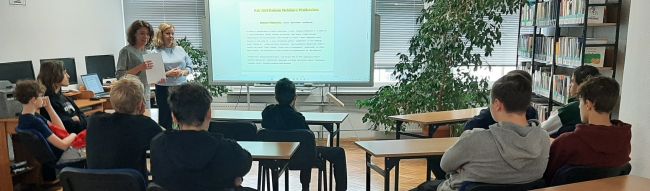 Uczniowie siedzą w ławkach. Nauczyciele bibliotekarze prowadzą zajęcia o Melchiorze Wańkowiczu – patronie roku 2024