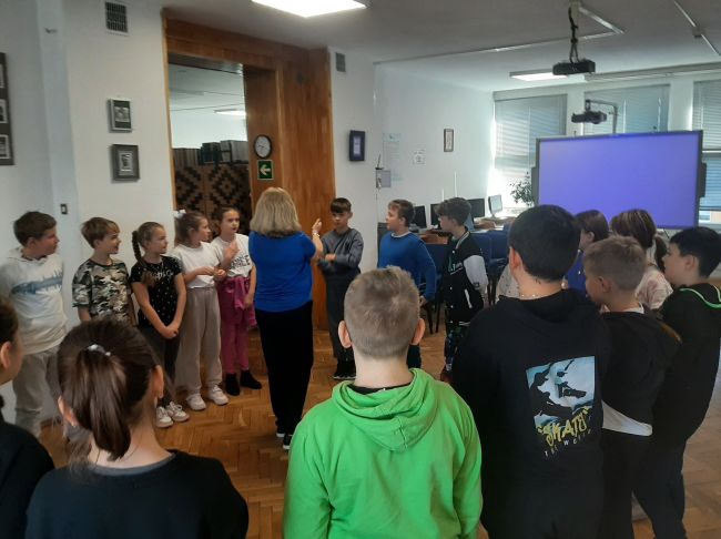 Nauczyciel prowadzi zabawę, uczniowie stoją w kółku.