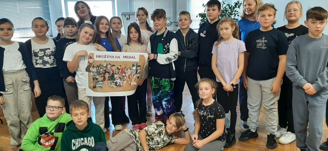 Wspólne zdjęcie uczestników zajęć i nauczycieli
