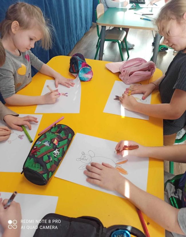 Nauczyciel prowadzi zabawę, dzieci stoją w kole.