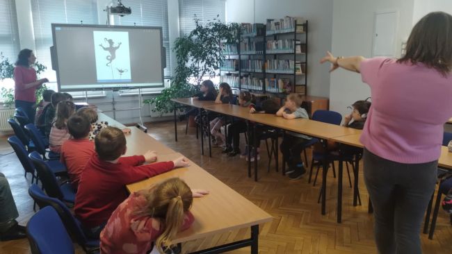 Przedszkolaki w trakcie odgadywania sylwetek postaci z bajek