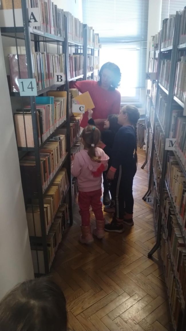 Przedszkolaki w trakcie poszukiwania ukrytych książek