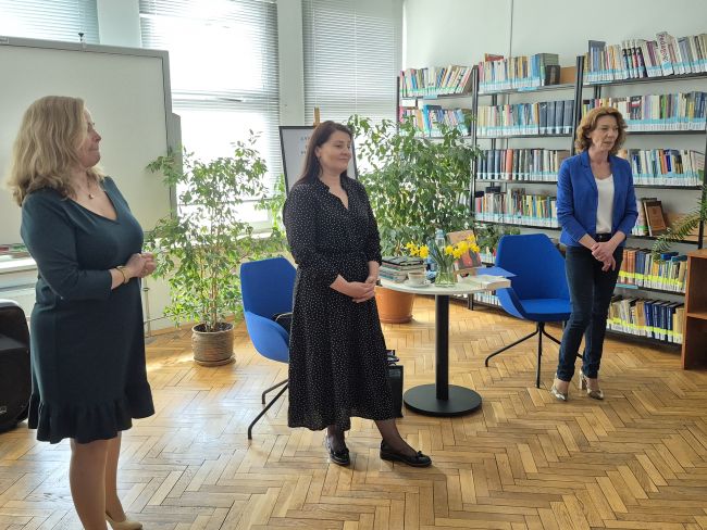 Monika Gutek - gość spotkania autorskiego oraz kierownik biblioteki i prowadząca spotkanie.