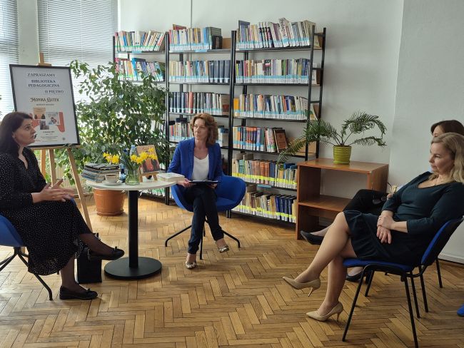 Prowadząca spotkanie autorskie w trakcie prezentacji sylwetki pisarki.