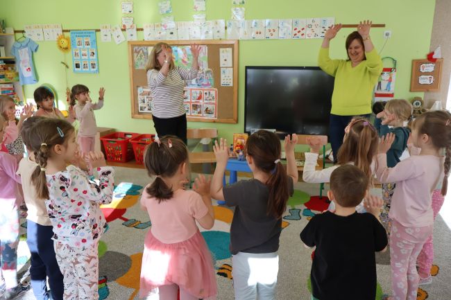 Zabawa ruchowa na powitanie. Dzieci naśladują ruchy nauczycieli