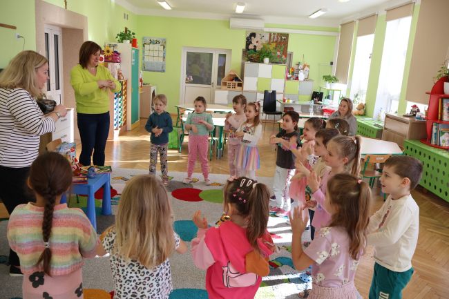Zabawa ruchowa na powitanie. Dzieci naśladują ruchy nauczycieli