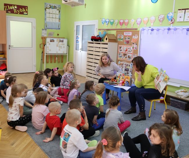 Nauczyciele prowadzą zajęcia. Prezentują i czytają książkę o postaciach ze Stumilowego Lasu
